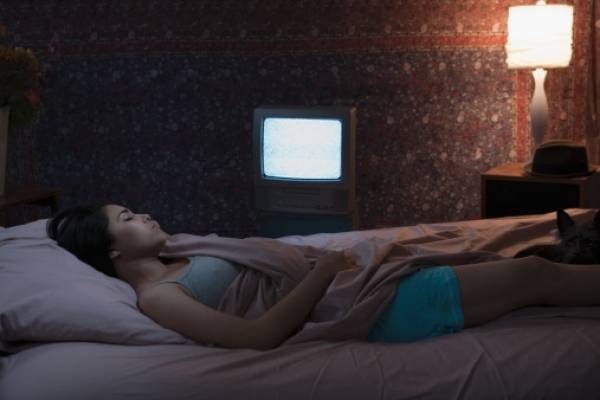 dormir televisión encendida