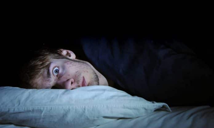 dormir con los ojos abiertos