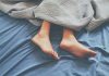 Beneficios de dormir con una almohada para piernas sindrome de las piernas inquietas