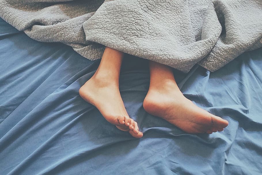 Beneficios de dormir con una almohada para piernas - ColchonesAznar - Blog